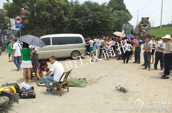 荆州沙市一女子遭水泥搅拌车碾压 头颅尽碎(图