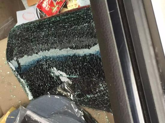 杭州小区多辆私家车被砸窗 窃贼或为恶搞泄愤