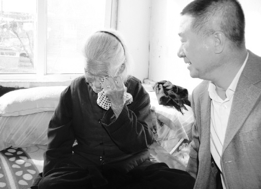□记者 赵洪杰 供图 唐山一位百岁老人的儿子参加解放军南下剿匪时,不幸在湖南牺牲,张红琢走访时,老人指着儿子用过的一个杯子泣不成声。