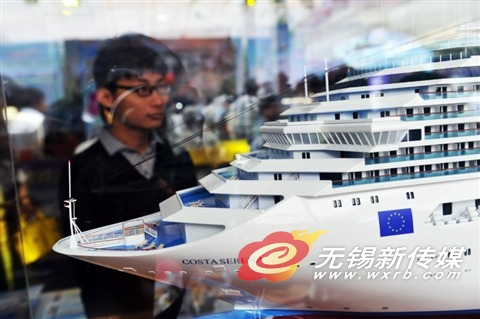 无锡国旅展出的豪华游轮吸引市民驻足观看。 商报记者笑冬/摄