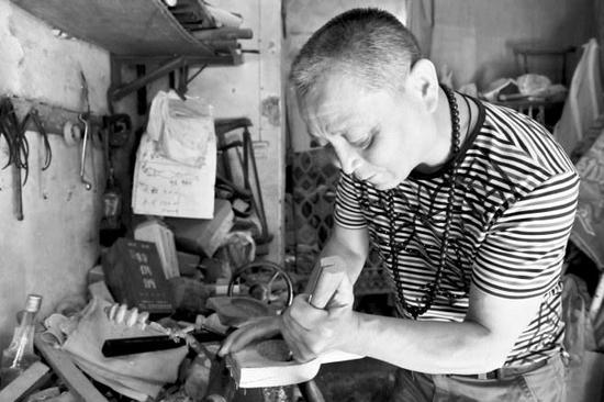 老工匠雕月饼模 最怕雕刻点心模手艺后继无人