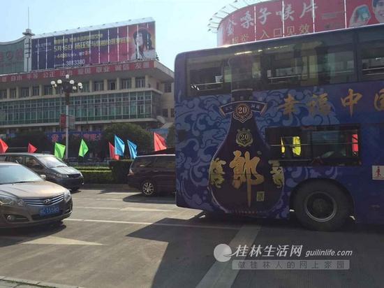 男子就是从公交车二层酒瓶广告前的窗口掉落的。