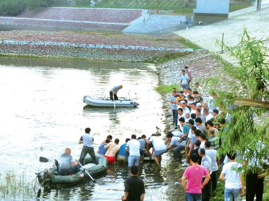 搜救人員在常莊水庫打撈落水者