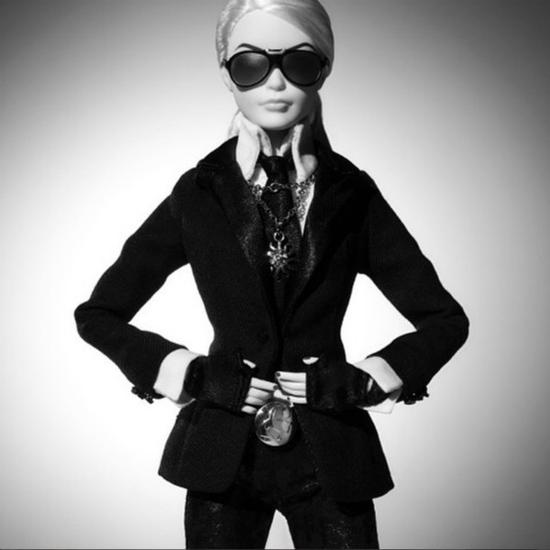 身穿Karl Lagerfeld的Barbie