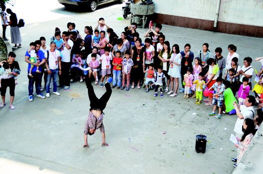 月31日,在济南益寿路社区,一场针对听障儿童社交能力的培训正在进行。