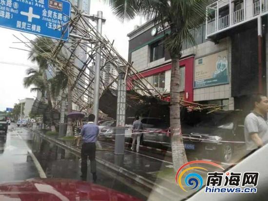 京华城脚手架倒塌砸到下方的汽车(南海网记者高鹏摄)