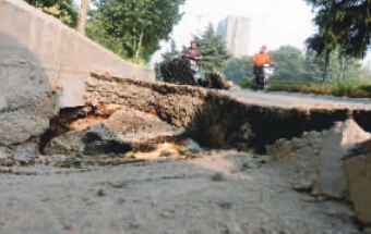 郑州市西三环与中原路交叉口附近路面塌陷