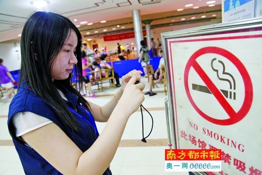 控烟监督员没有处罚权,主要职责是巡查。林倩在检查禁烟标识是否到位。