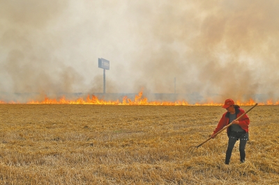 濃煙籠罩了京港澳高速淮河大橋，橋頭的高大廣告牌依稀可見。