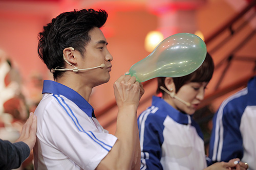 田亮可爱鼓气吹气球