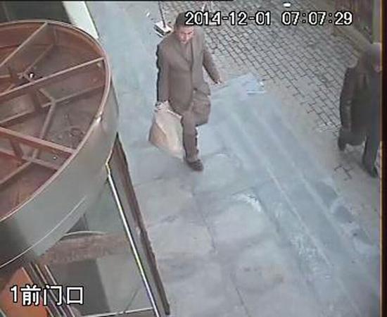 视频清晰地显示小狗被抱走的过程
