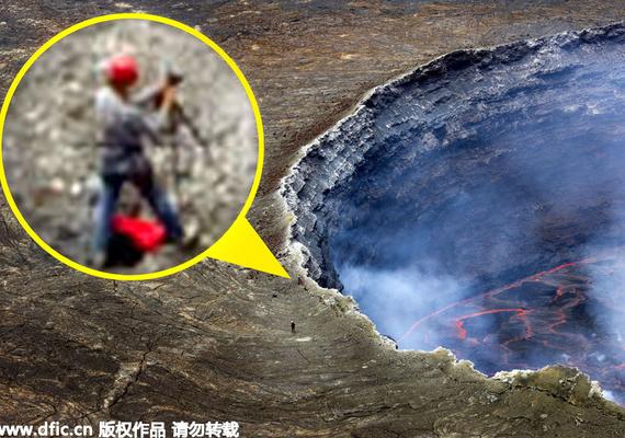 意大利地质学家火山口实拍岩浆翻滚壮景。