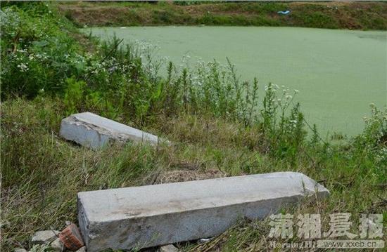 马路边三块路边石被撞飞两三米。图/潇湘晨报实习生 秦鑫