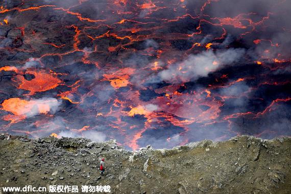 大多数人连靠近活火山都不敢想象，但今天，让我们来认识一位以科学研究为名走进火山口的人。