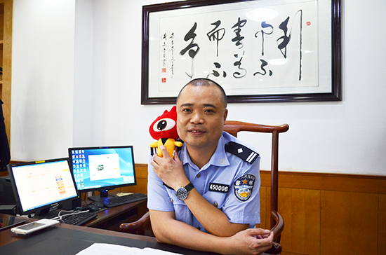 图为彭晓峰接受新浪广西采访。
