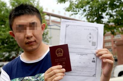 5月31日,蒋先生带护照等证件来成都参加“二建”考试,被拒绝入场。