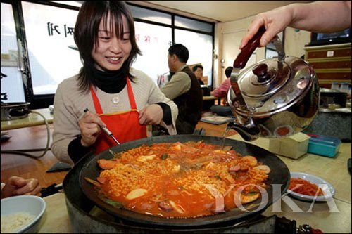 韩国是最爱吃泡面的国家，中国是泡面消耗量最大的国家