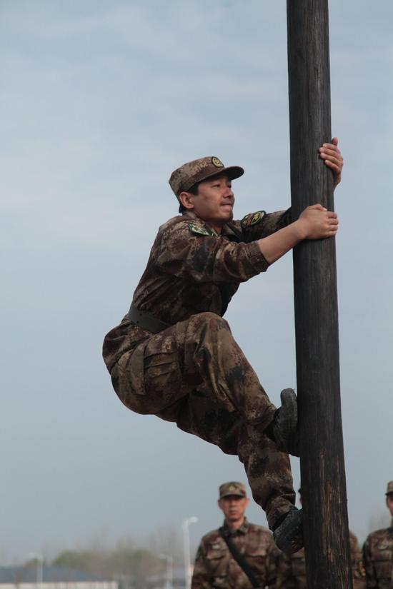 《真男》郭晓东徒手爬杆 展现扎实童子功|郭晓