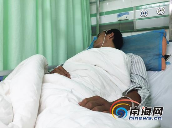 90后便衣队员见义勇为擒凶,头部被砸出三个洞缝6针。(南海网记者陈丽娜摄)
