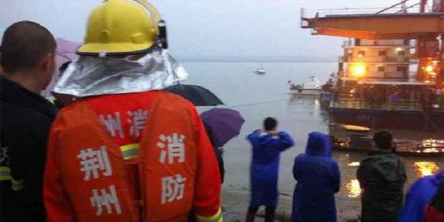 游轮倾覆后7人游上岸报警 
