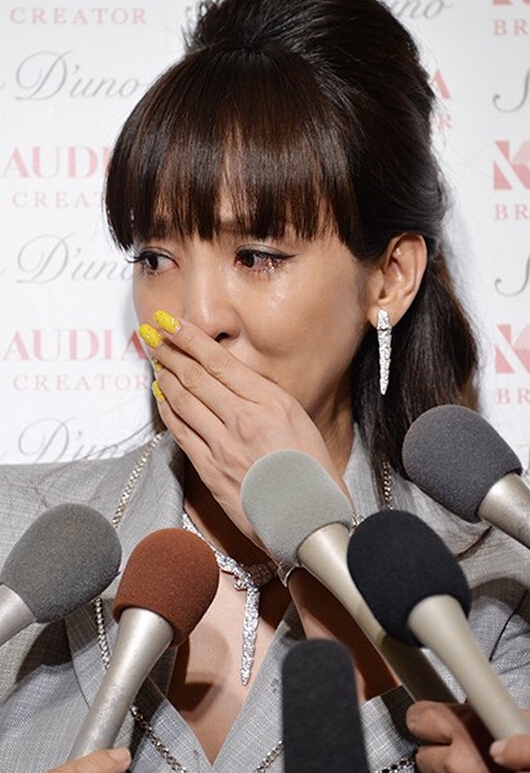 6月2日东京，神田宇野在创婚纱品牌的新品发布会回应被盗报道