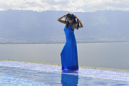 张咪赴大理拍摄MV 试穿婚纱疑似好事将近|张咪