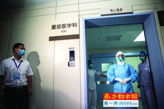 昨日,惠州市中心人民医院,重症监护室的医护人员在展示隔离区的防护服。南方日报记者 郭智军 摄