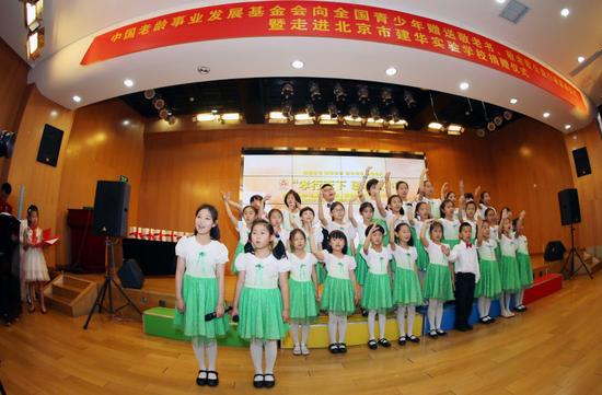 北京建华实验学校合唱团演唱由李保库作词的孝道歌曲《小小绿草》
