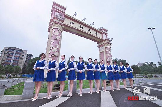 5月31日，即将毕业的中南大学11级礼仪队女大学生拍摄的一组“高颜值”毕业纪念照走红网络。 卢柏安 摄（本报道照片均为卢柏安摄）