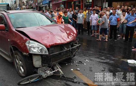 6月1日，蔡锷北路，一辆红色SUV连撞几台车，造成人员受伤。图/潇湘晨报记者 陈正