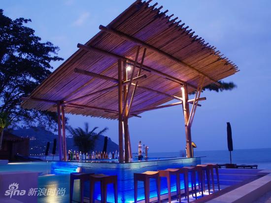Anantara Rasananda -Swim-up_pool_bar_at_dusk