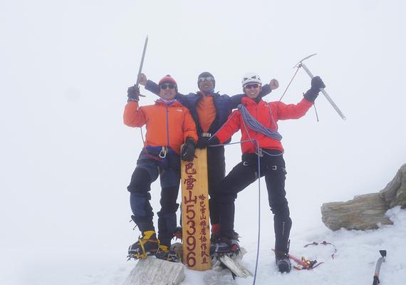 窦骁登顶哈巴雪山，大雨悬崖挑战身体极限。