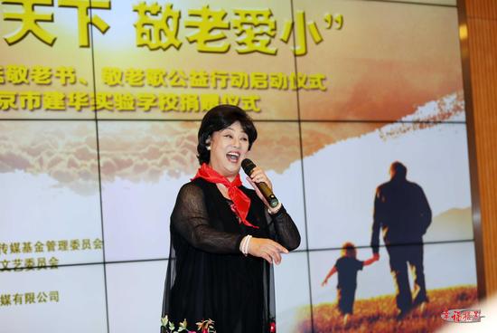著名歌唱家邓玉华演唱：《北京的金山上》