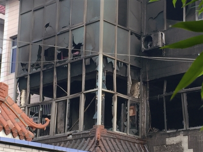 杭州群租房起火4死4伤 大伯用梯子救下数人(组