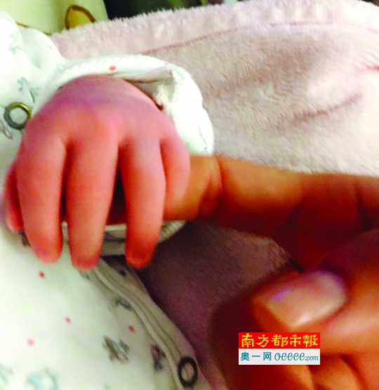 正宫生产后神采奕奕，当天下午，她晒出女儿小手照片。