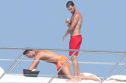 好基!肌肉男为C罗抹油