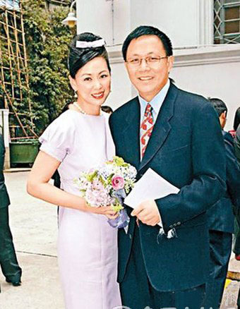 46岁王馨平仍美艳富商老公送无限额黑卡