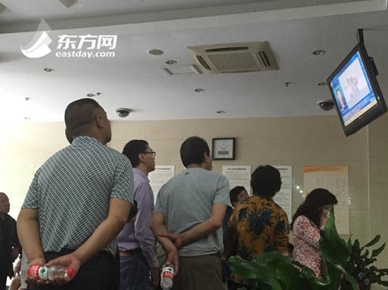 现场唯一的一台电视机下站满了面色紧张的家属,屏幕上的每一个画面牵动着他们的心