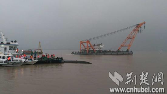 一艘大型浮吊船投入现场救援