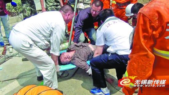 昨日,一男子被困一污水窨井中,幸得消防员赶到被救出井外