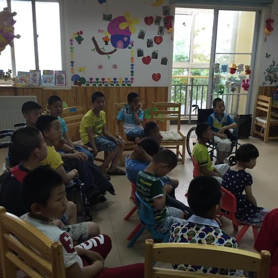 孩子們認(rèn)真的聽(tīng)課