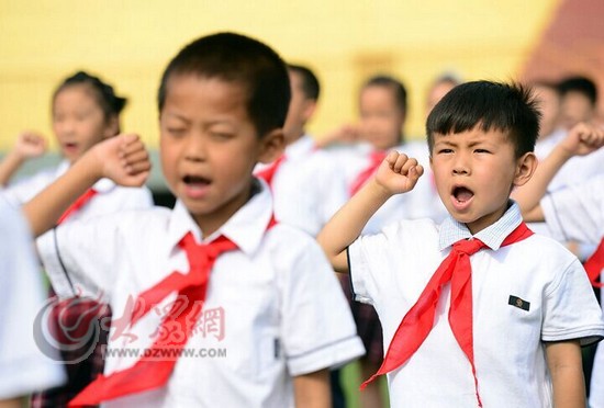 盛福实验小学200名小学生加入了少先队