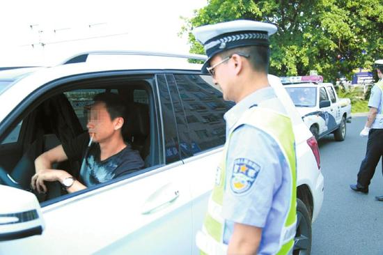5月31日,遂宁交警针对开车抽烟现象进行整治行动。