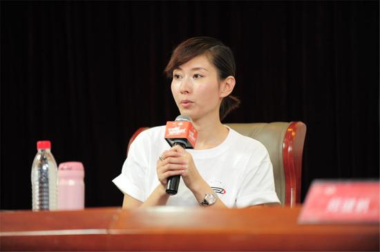 李霞走进重庆高校 分享多年经验与感受