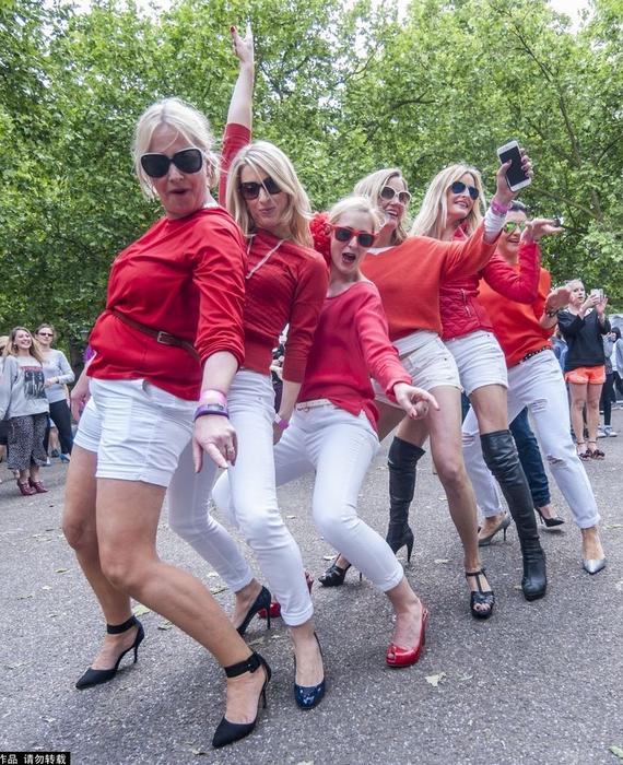 英国高跟鞋赛活动开跑，美女不顾形象助慈善。