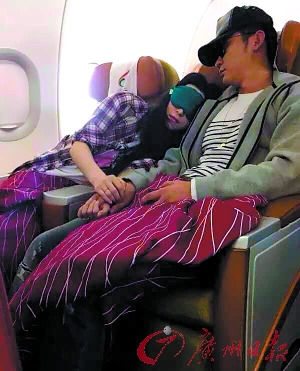 范冰冰李晨飞机上熟睡相互依偎，双手紧握，甜蜜羡煞旁人。