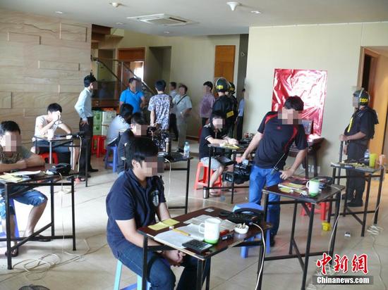 6月2日，广东警方通报，广东警方日前联合越南公安部对越南三个涉案电信诈骗窝点采取抓捕行动，现场抓获24名犯罪嫌疑人，其中包括12名台湾籍嫌疑人，12名中国大陆籍嫌疑人，缴获作案通信工具一批，一举侦破广东江门市6宗特大电信诈骗案件，涉案金额总计高达3000余万元人民币。中新社发 钟欣 摄