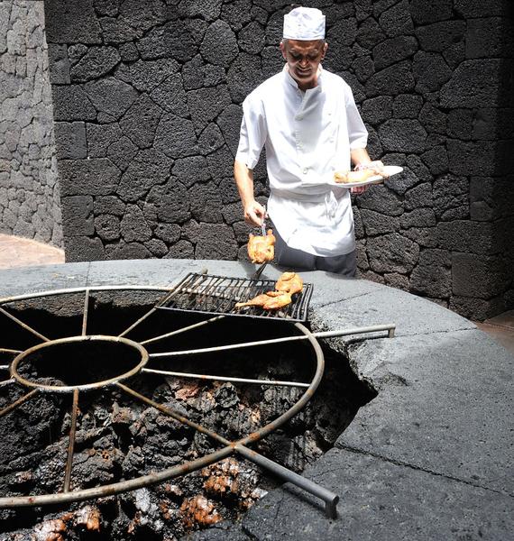 西班牙厨师火山口做料理。