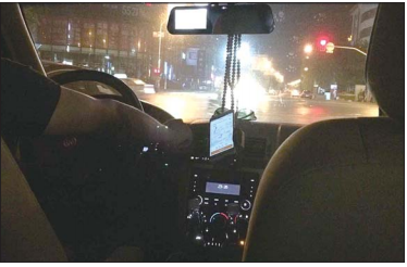 临近深夜12点，专车司机依旧在路上接活。本报见习记者 刘飞跃 摄