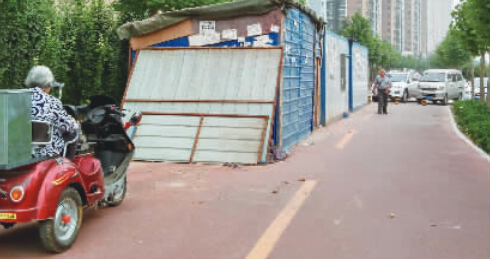 非機動車道上搭建臨時房
